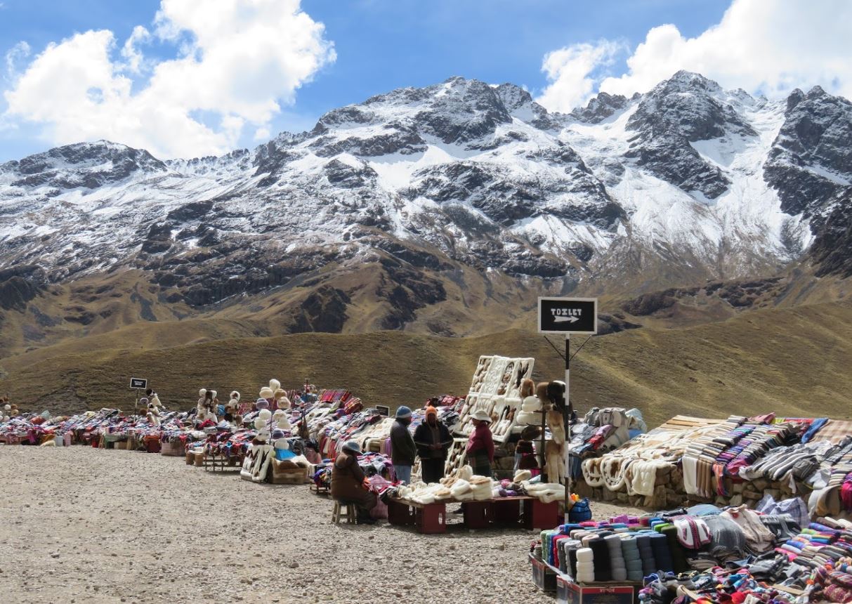 Mercado de artesanías en el Abra La Raya, el punto más alto de la ruta, con la cordillera nevada de fondo - Avalos Tours