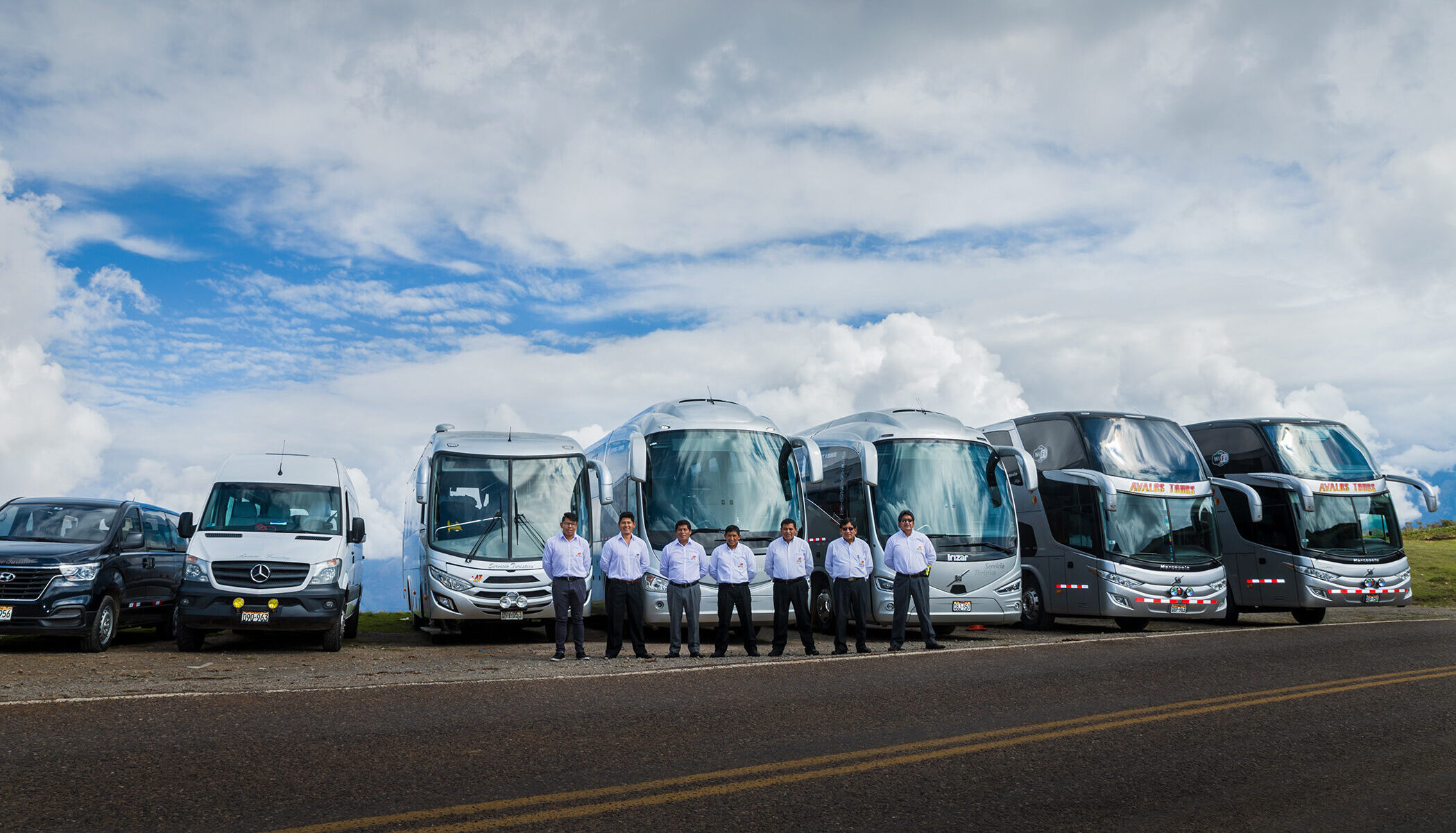 Toda la flota de buses y vans de Avalos Tours junto a nuestro equipo de conductores profesionales listos para tu viaje - Avalos Tours