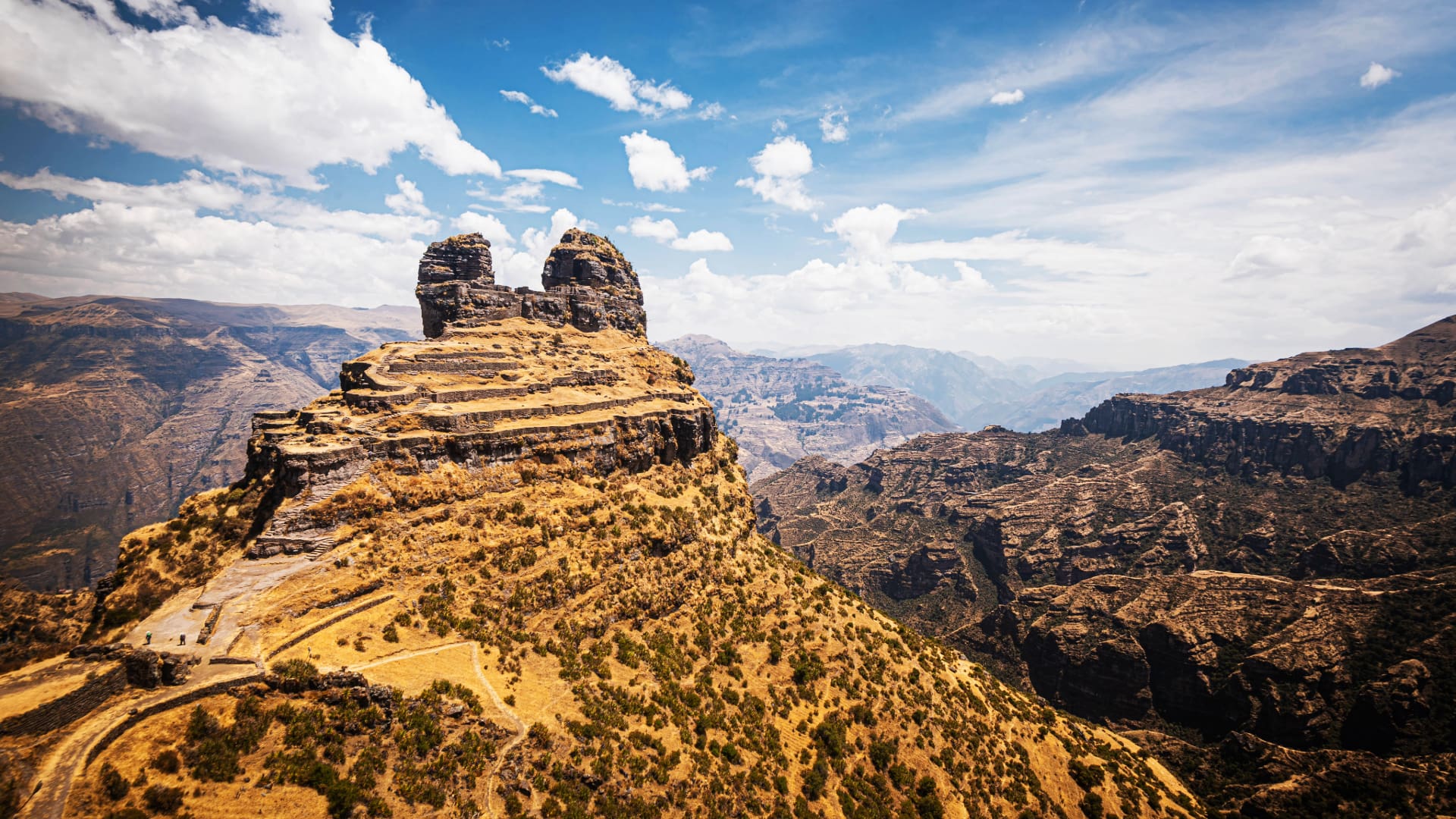Impresionante paisaje montañoso andino, ideal para la **fotografia ruta del sol**, mostrando cañones y formaciones rocosas únicas - Avalos Tours.