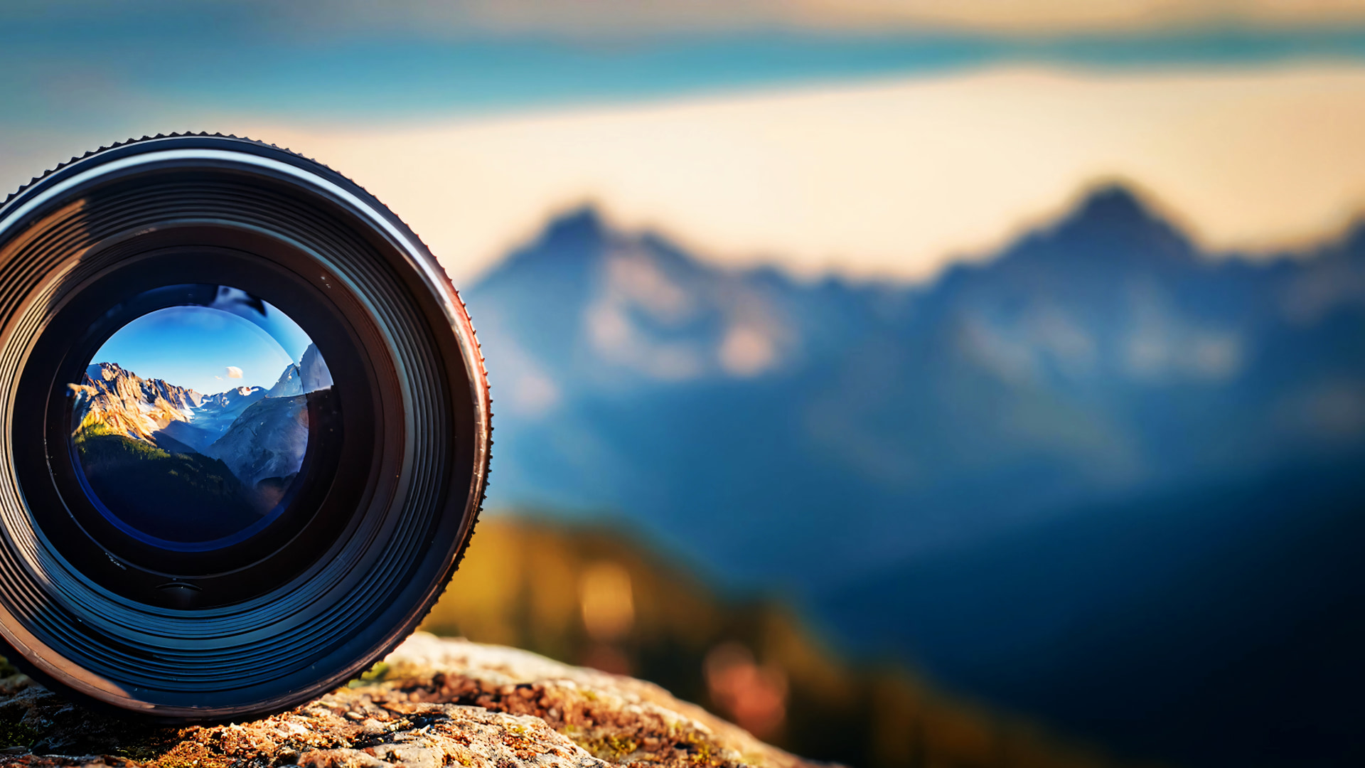 Lente de cámara reflejando los picos nevados de los Andes, una metáfora de la increíble fotografía ruta del sol que puedes lograr - Avalos Tours.