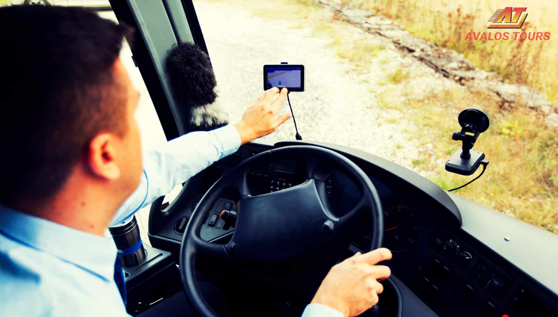 Conductor profesional operando un servicio de transporte turístico Cusco Puno con sistema de navegación GPS.