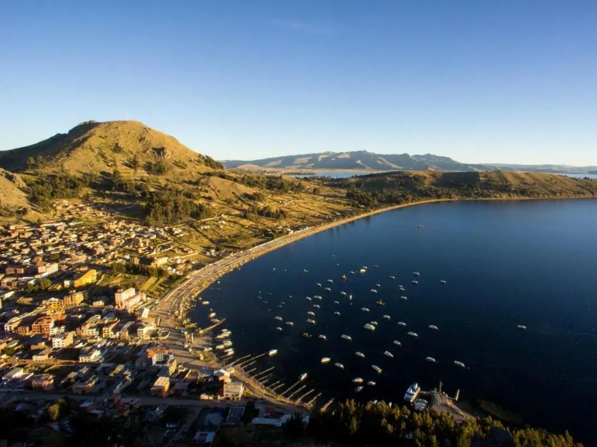 Vista de Copacabana en Bolivia, un destino popular para continuar la aventura después del viaje de Cusco a Puno - Avalos Tours