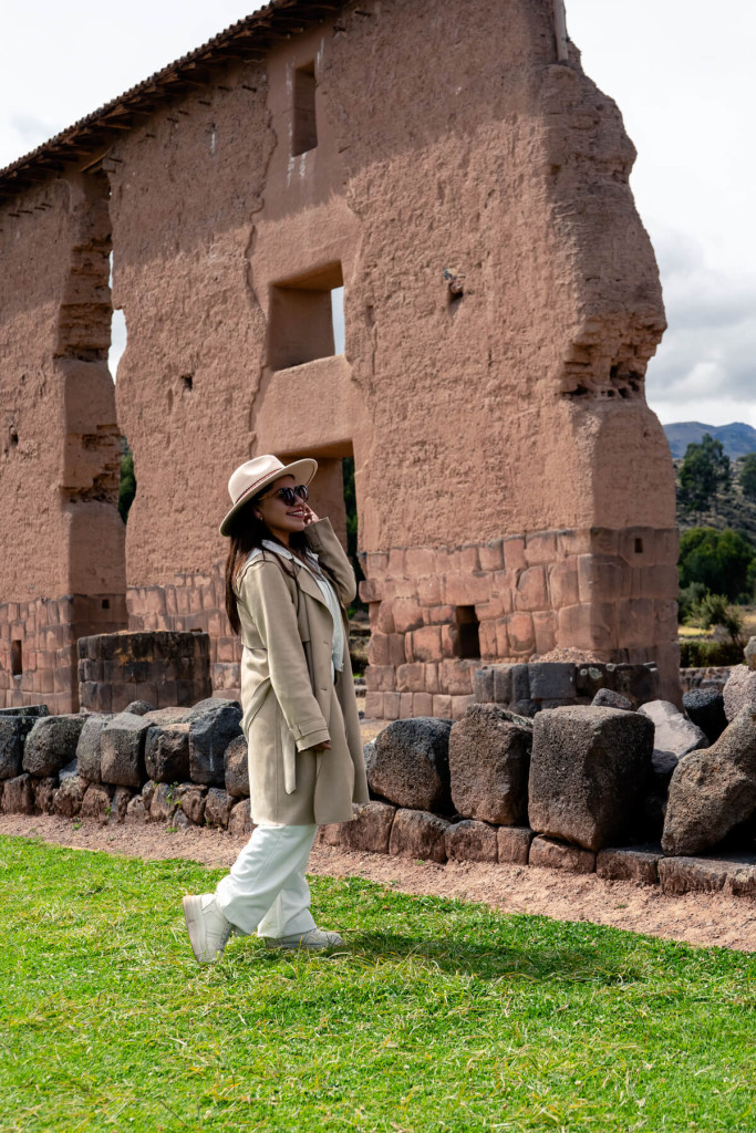 Viajera posando frente a los impresionantes muros del Templo de Wiracocha en Raqchi, durante la Ruta del Sol - Avalos Tours