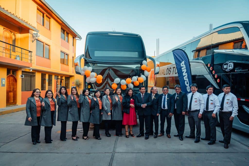 Nosotros, todo el equipo de Avalos Tours, incluyendo directivos, conductores y personal de servicio, posando juntos - Avalos Tours