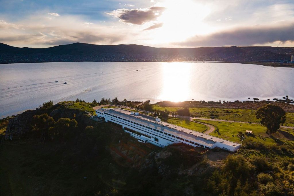 Vista aérea de un hotel a orillas del Lago Titicaca en Puno al atardecer, una opción de hospedaje recomendada - Avalos Tours