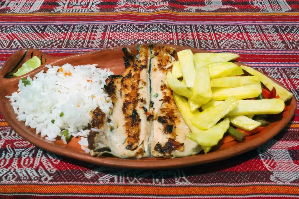 Plato de trucha a la plancha con arroz y papas, una delicia que se sirve en los restaurantes en Puno - Avalos Tours