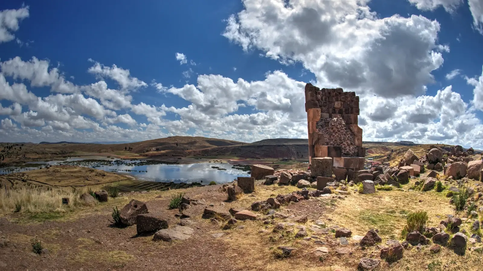 Las Chullpas de Sillustani frente a la laguna de Umayo, uno de los principales lugares turísticos en Puno - Avalos Tours