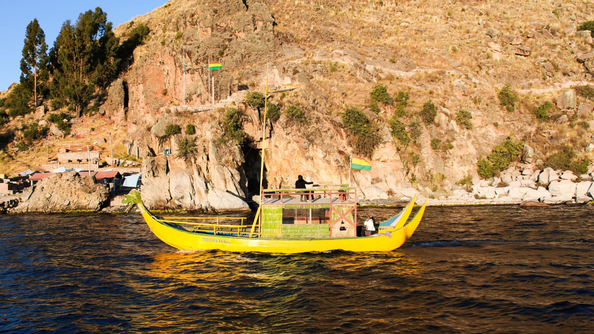Embarcación tradicional navegando en el Lago Titicaca, una vista común al buscar cómo ir de Puno a Copacabana - Avalos Tours.