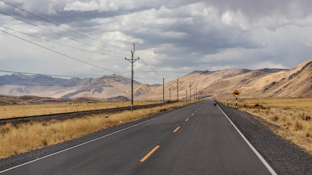 La carretera del Altiplano. Evita los errores en el viaje Cusco Puno eligiendo nuestro servicio de bus seguro y profesional - Avalos Tours
