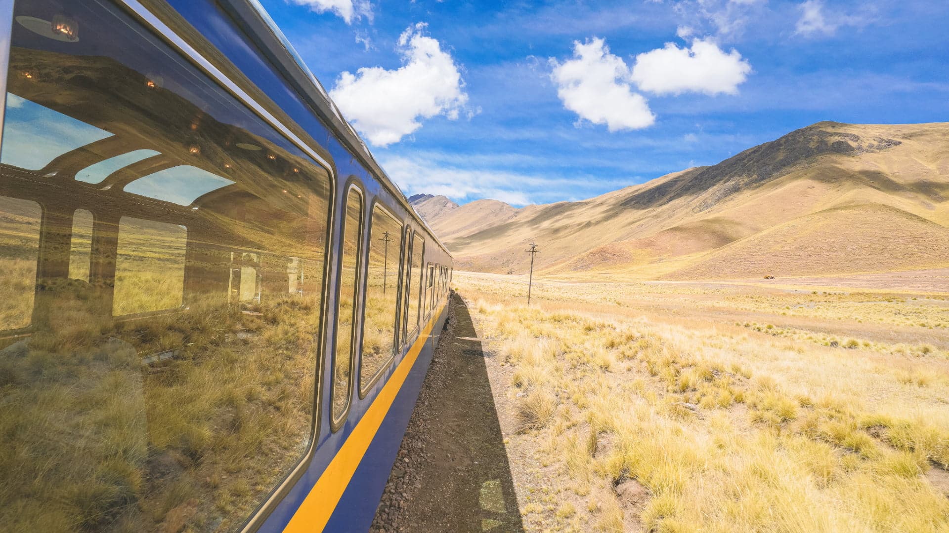 El tren en el Altiplano. ¿Decidiendo entre la Ruta del Sol vs tren Puno? Descubre por qué nuestras paradas culturales hacen la diferencia - Avalos Tours