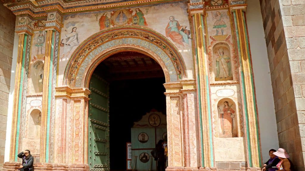 El Secreto Oculto en los Murales de la Capilla de Andahuaylillas 1 Detalle de los famosos murales en la capilla de Andahuaylillas, una joya del arte barroco andino que visitamos en la Ruta del Sol - Avalos Tours