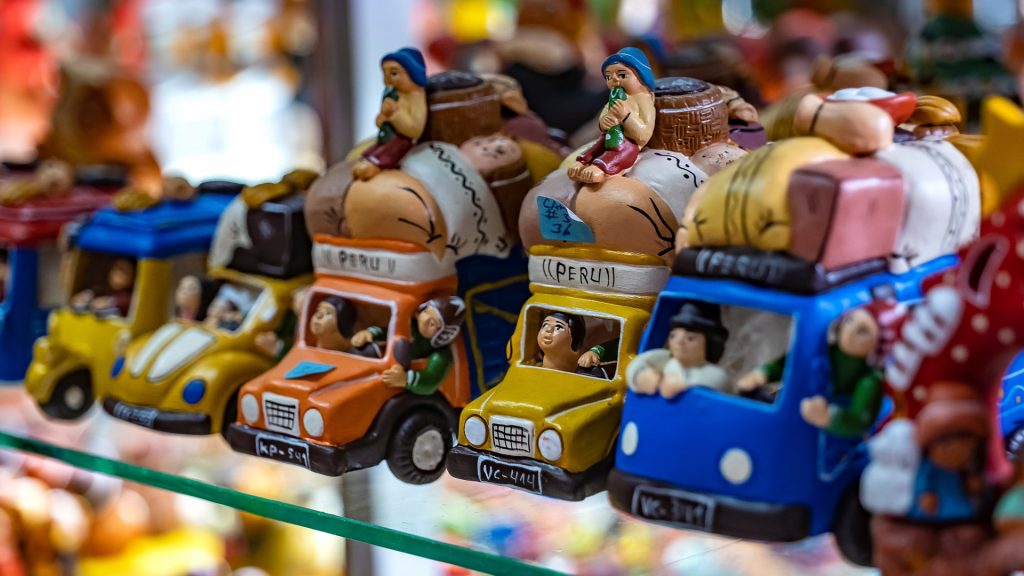 Artesanía de autobuses miniatura andinos de la "Ruta del Sol" en Perú. Representa el viaje terrestre y ayuda a encontrar el mejor bus Cusco a Puno.