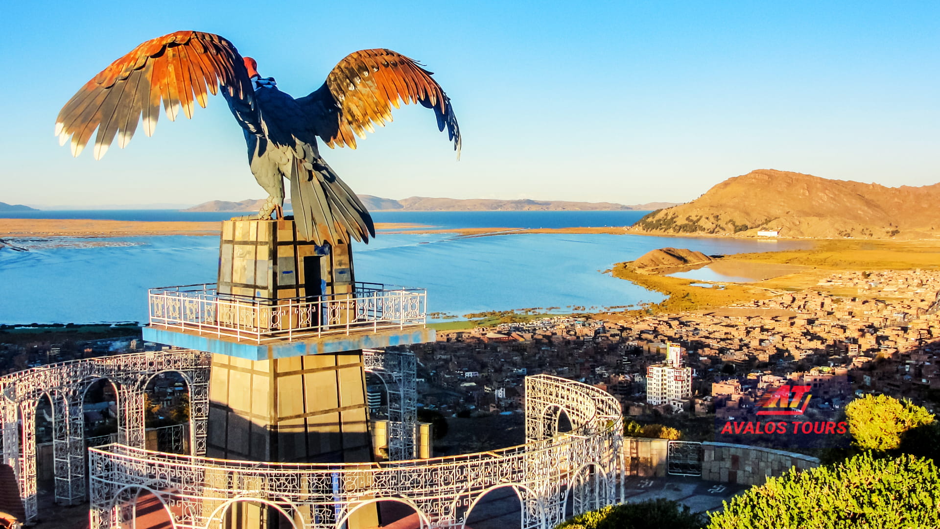 Blog de viajes 7 Vista panorámica de Puno y el Lago Titicaca desde el mirador del Cóndor. La gran altitud de Puno es clave para entender el mal de altura en Puno.