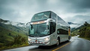 Primer plano de un conductor experto de Avalos Tours al volante de un bus moderno con tecnología GPS y ABS, garantizando seguridad al viajar a Puno en enero.